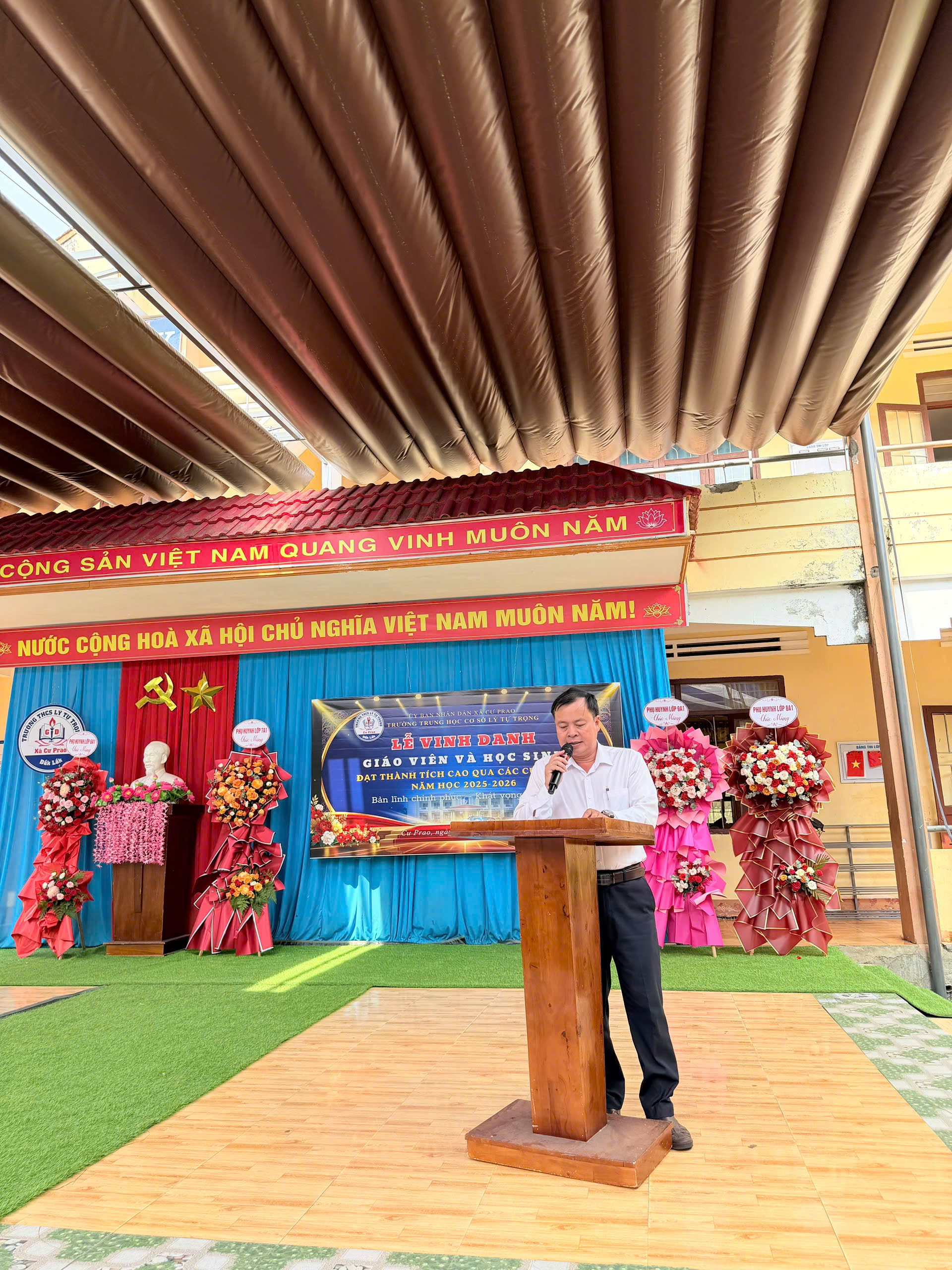 TRƯỜNG THCS LÝ TỰ TRỌNG TỔ CHỨC THÀNH CÔNG LỄ VINH DANH GIÁO VIÊN VÀ HỌC SINH NĂM HỌC 2025 – 2026
